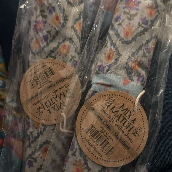 Floral Patterned pillowcase 3 standard one king - Picture 2 of 3